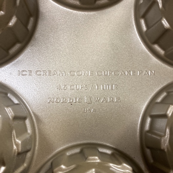 Nordic Ware Ice Cream cone cupcake pan - Picture 3 of 5